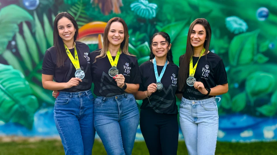 Corredores participam da Maratona Internacional do Paraná na recém-inaugurada Ponte de Guaratuba, com hidratação garantida pela Font Life durante o evento.