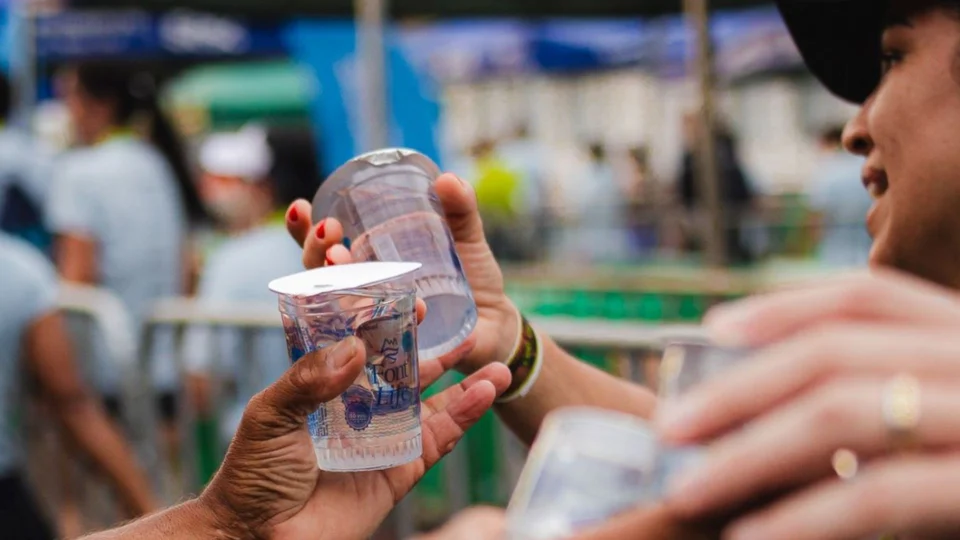 Copos de água distribuídos pela Font Life garantem a hidratação dos corredores durante a Maratona Internacional do Paraná na Ponte de Guaratuba.