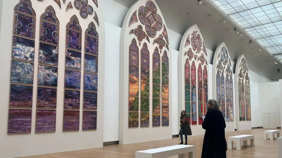 Vitrais de Claire Tabouret em exposição, antes de serem instalados na Catedral de Notre Dame: controvérsia.