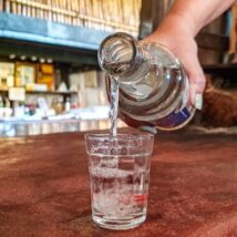 A exploração de lítio trouxe holofotes recentemente, mas são a fruticultura irrigada e a cachaça artesanal que consolidam o potencial econômico da região há décadas. Imagem referente a matéria