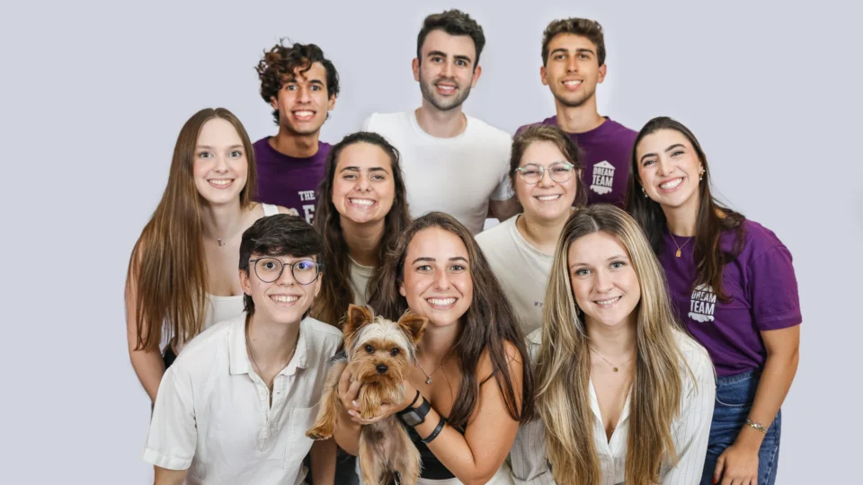 Equipe da The Dream School, startup criada por Lucas Pertusati que já ajudou brasileiros a conquistar vagas em universidades internacionais.