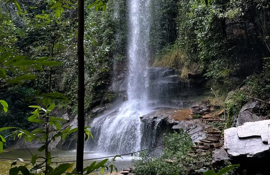 Cachoeira do Rosário reúne uma das maiores quedas livres de Pirenópolis, com 42 metros de altura.