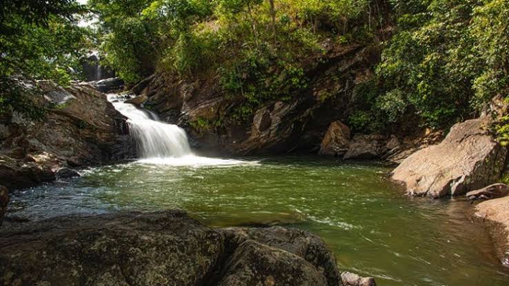 Cachoeira Meia Lua reúne poços naturais e fácil acesso.
