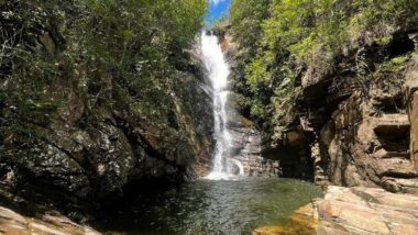 Pirenópolis reúne patrimônio histórico, cachoeiras, trilhas e experiências gastronômicas que mantêm o turismo ativo durante quase todo o ano em Goiás. Imagem referente a matéria