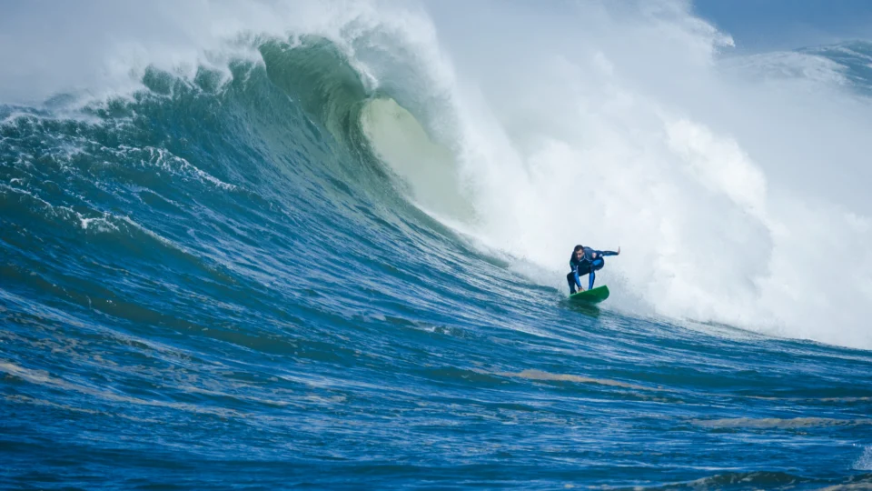 Rota do Big Surf: surfista pegando uma onda