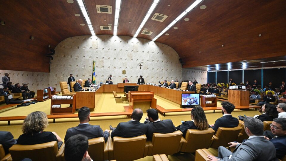 Pesquisa mostra 57% de eleitores brasileiros a favor do impeachment de ministros do STF