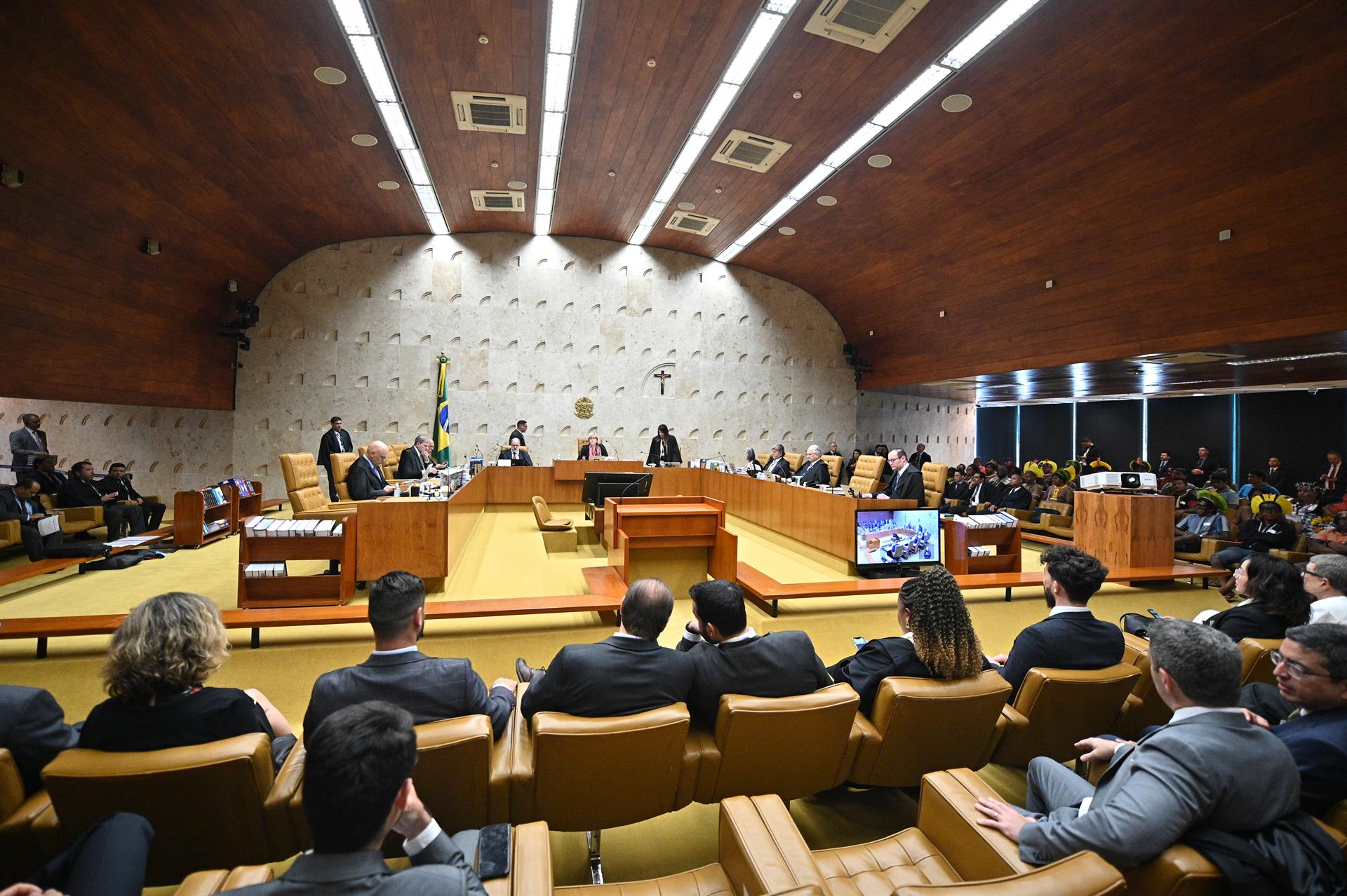 Pesquisa mostra 57% de eleitores brasileiros a favor do impeachment de ministros do STF