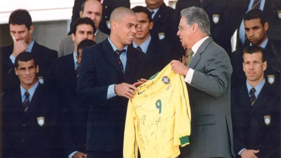 Ronaldo entrega camisa da seleção ao então presidente Fernando Henrique Cardoso após vice-campeonato na Copa de 1998.