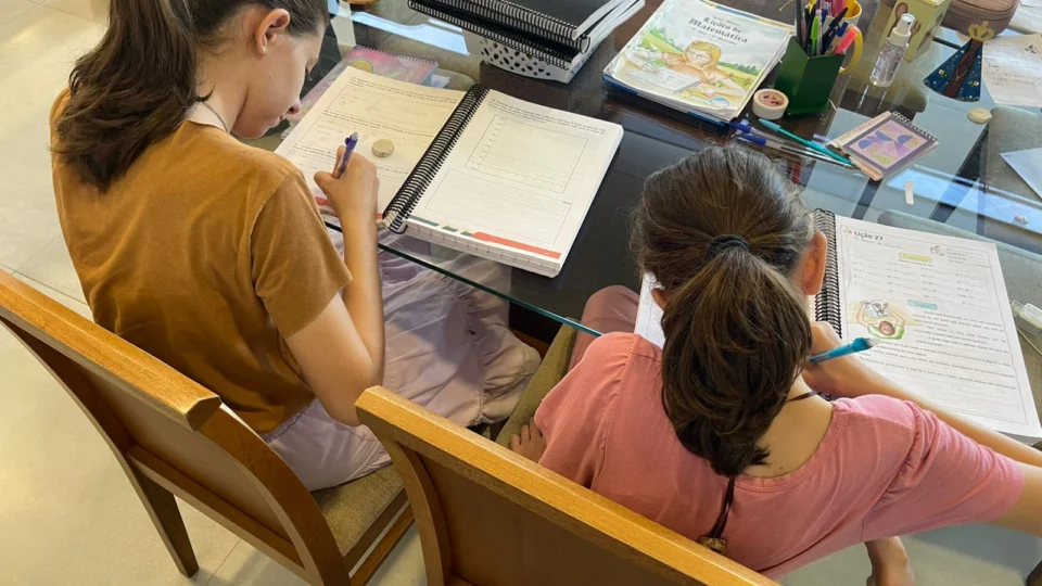 Os pais afirmam que as filhas têm acesso a todas as disciplinas curriculares, como português, matemática, ciências, história, geografia e educação física.