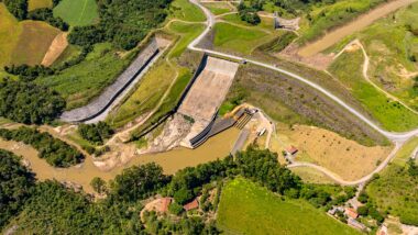 Barragens de contenção e obras estruturantes reforçam a estratégia de Santa Catarina para prevenção de enchentes e ampliação da segurança hídrica no estado.