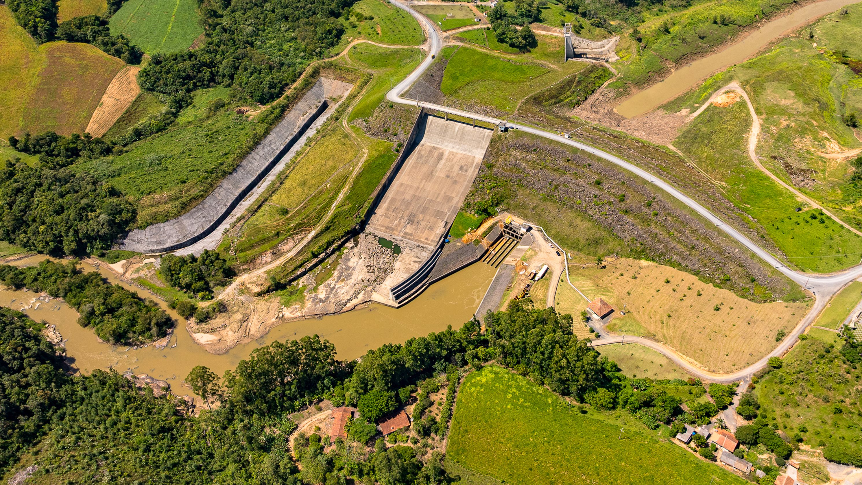 Barragens de contenção e obras estruturantes reforçam a estratégia de Santa Catarina para prevenção de enchentes e ampliação da segurança hídrica no estado.
