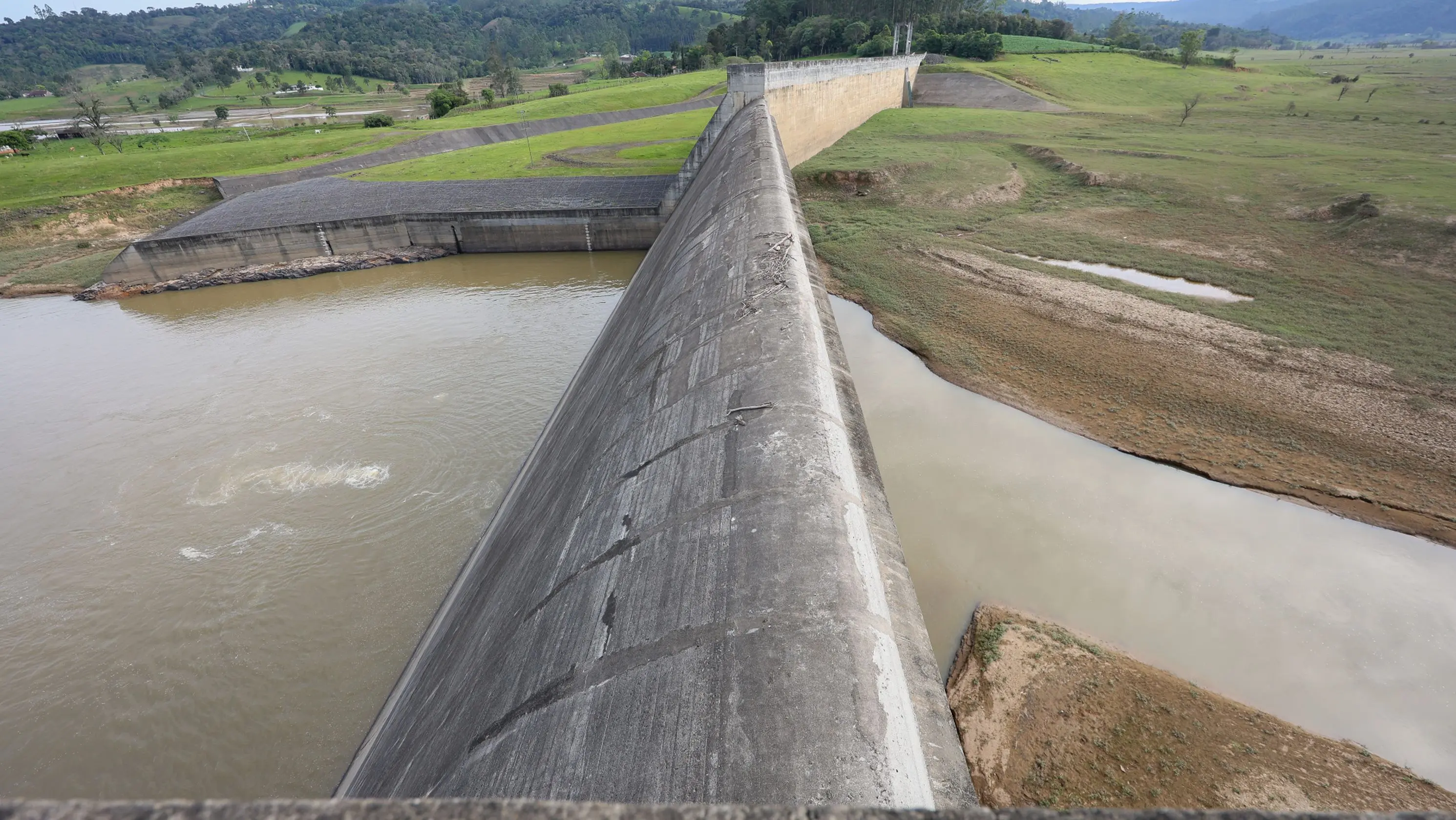 Modernização das barragens catarinenses inclui obras de reforma, automação e acionamento remoto para ampliar a capacidade de resposta diante de eventos climáticos extremos.