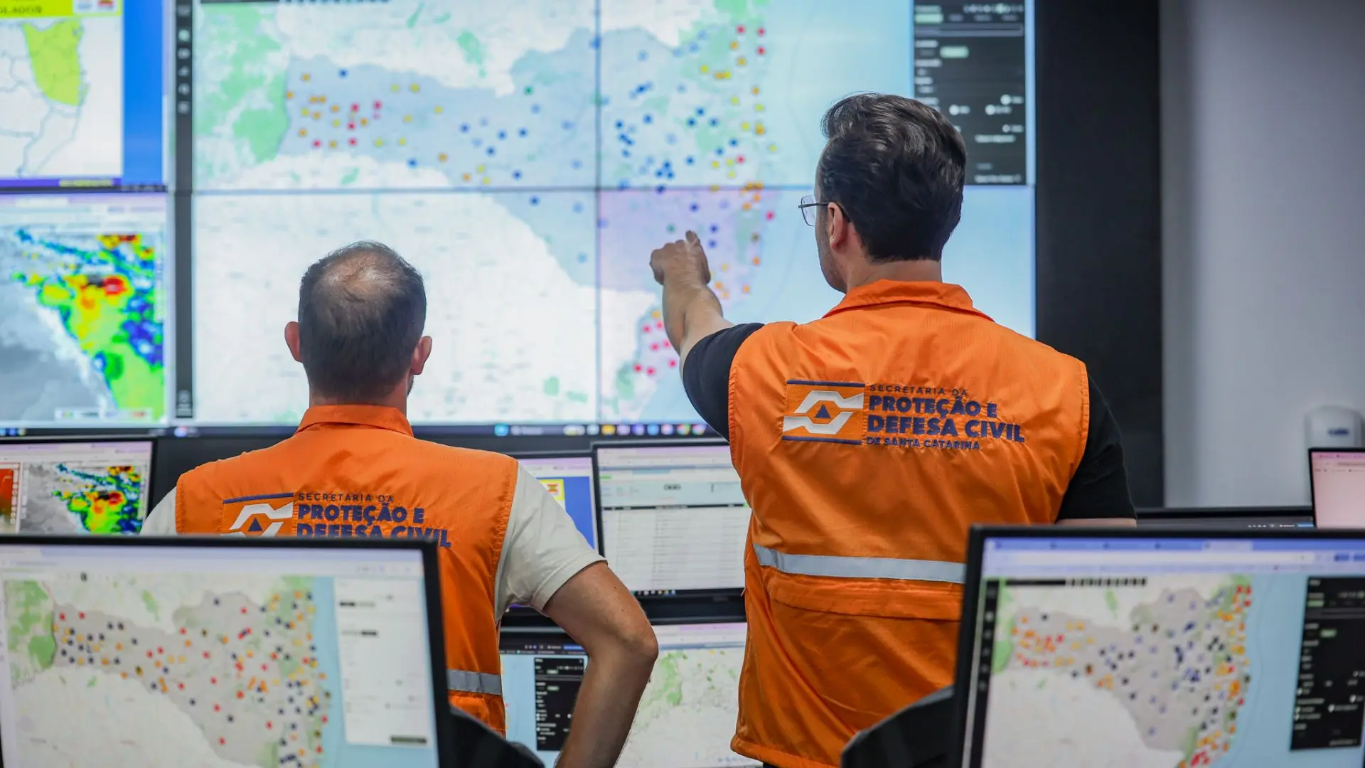 Ampliação da rede de monitoramento hidrometeorológico e uso de tecnologia em tempo real fortalecem a capacidade de prevenção e emissão de alertas da Defesa Civil catarinense.