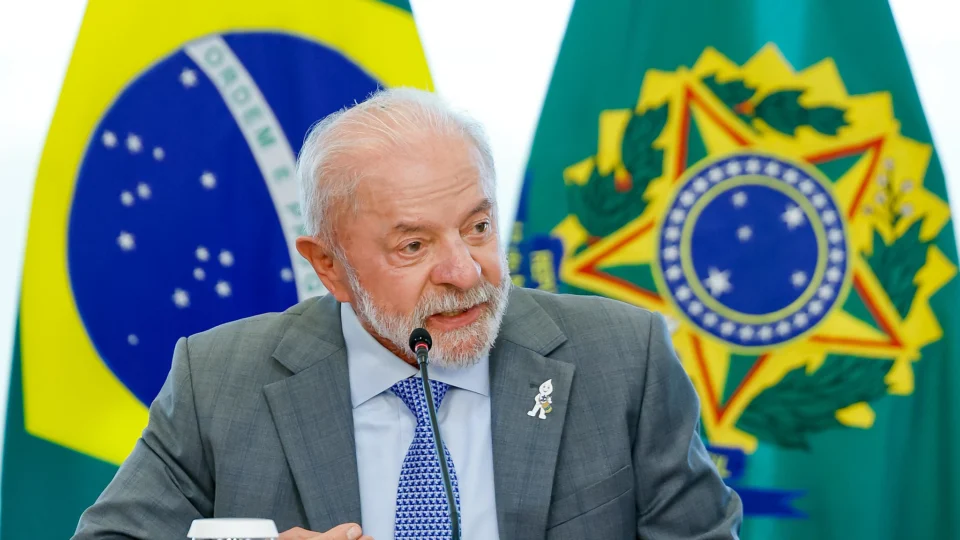 Lula culpa Bolsonaro por mortes da Covid e manda militância espalhar dossiê contra rival