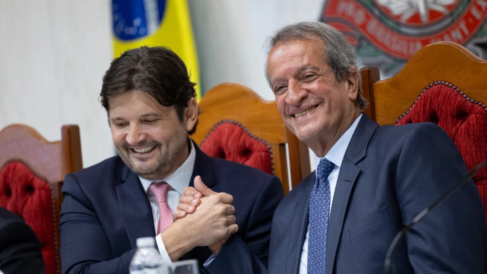 Acesso a mais de 400 prefeitos em SP: por que Eduardo Bolsonaro escolheu André do Prado ao Senado.