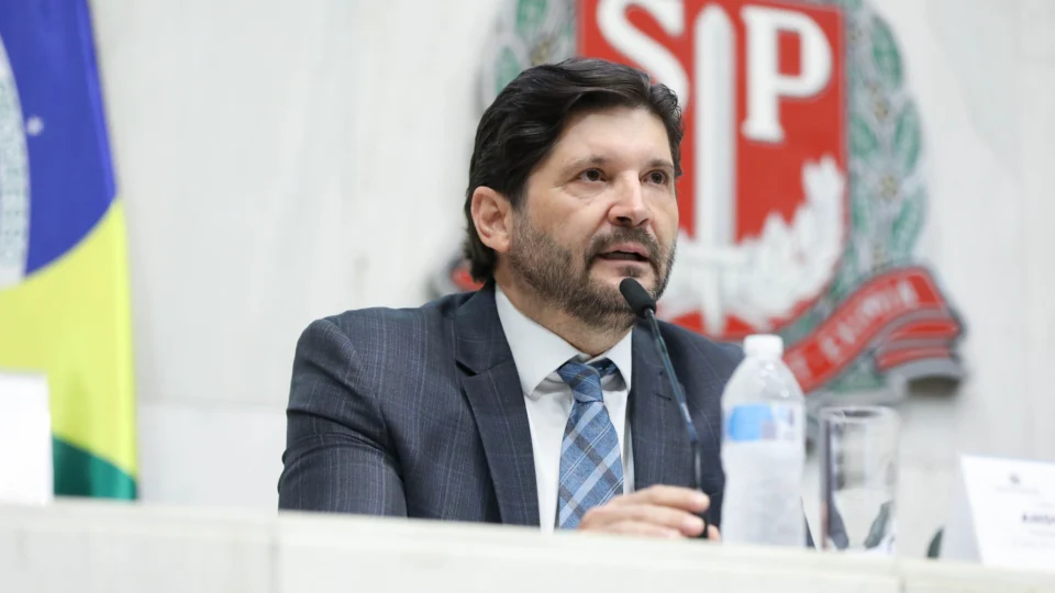 Presidente da Alesp deve disputar o Senado com apoio de Eduardo Bolsonaro.