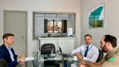 conselheiro do consulado dos EUA em reunião em uma sala no Porto de Itajaí