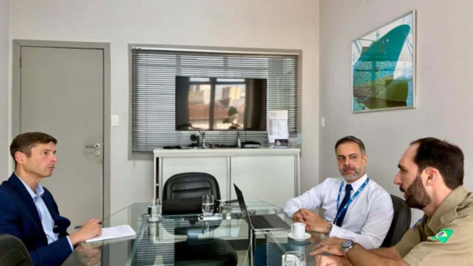 conselheiro do consulado dos EUA em reunião em uma sala no Porto de Itajaí