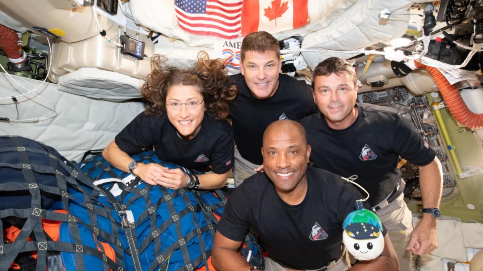 Missão Artemis II, com os astronautas reunidos dentro do foguete.
