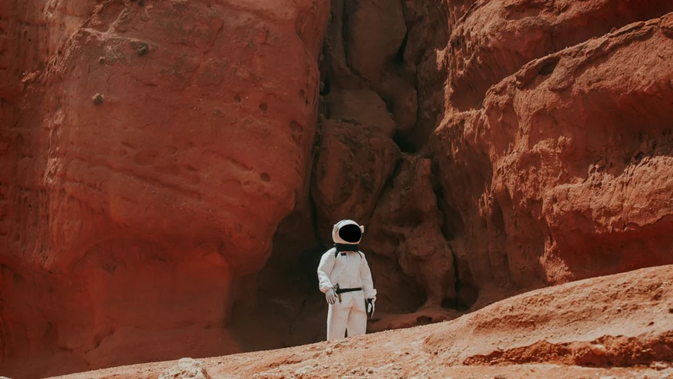 Imagem de um astronauta em marte.