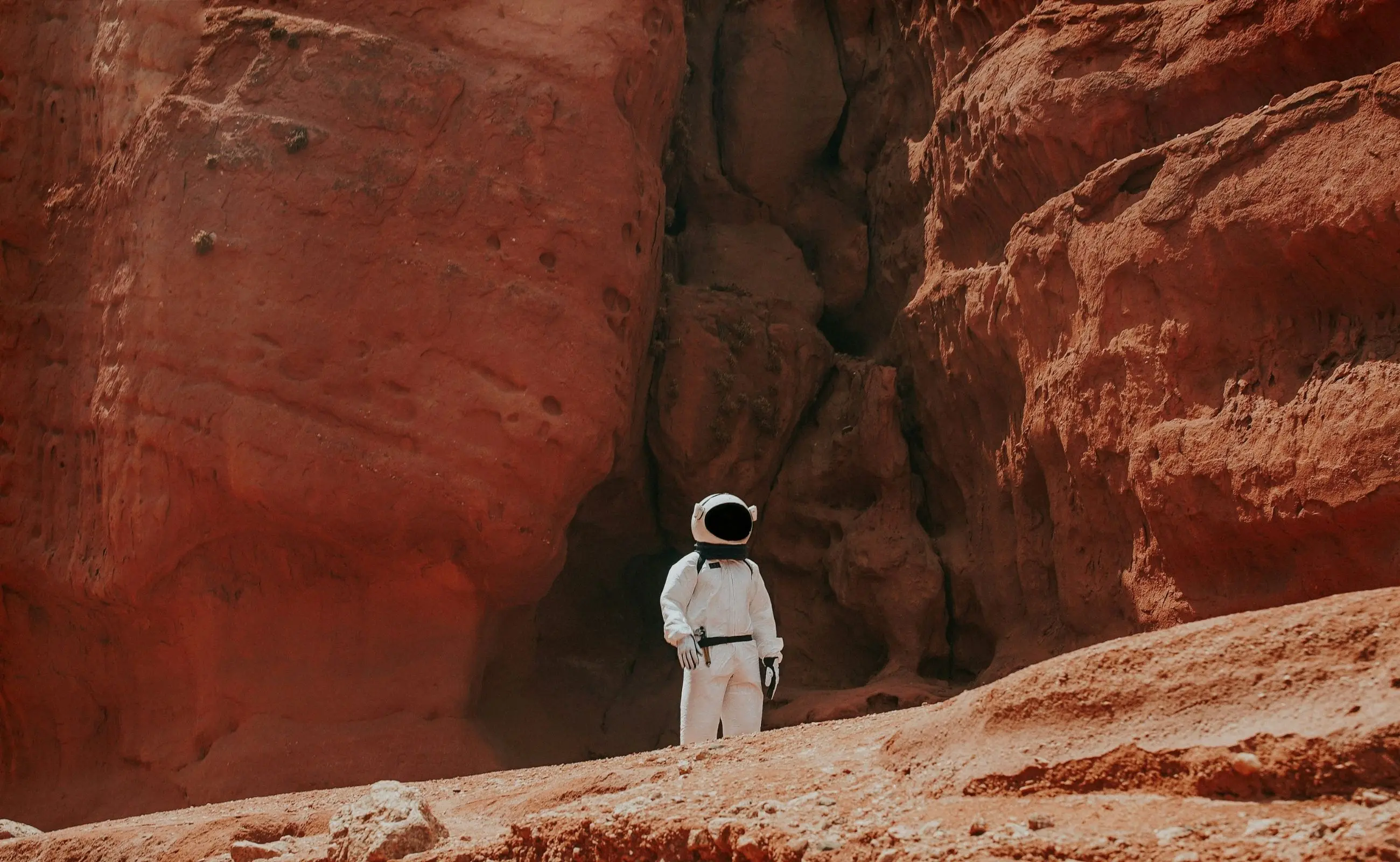 Imagem de um astronauta em marte.