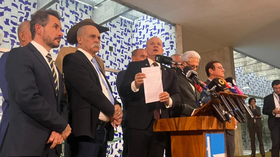 Oposição pede impeachment de Moraes por suspensão da Lei da Dosimetria