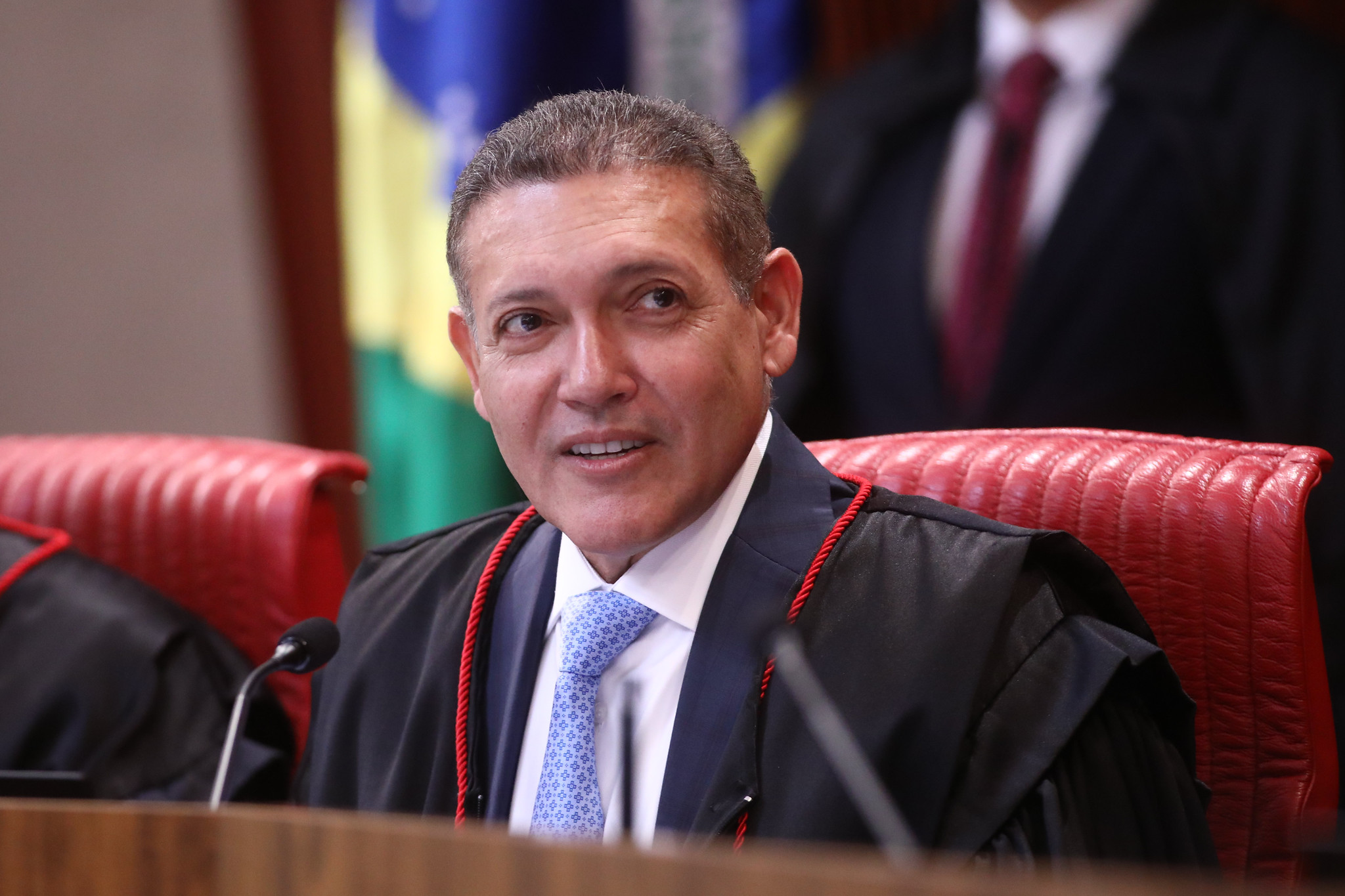 Nunes Marques toma posse como presidente do TSE em evento com Lula e Flávio