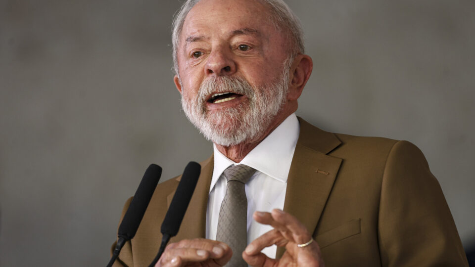 Lula anuncia fim da taxa das blusinhas a meses da eleição