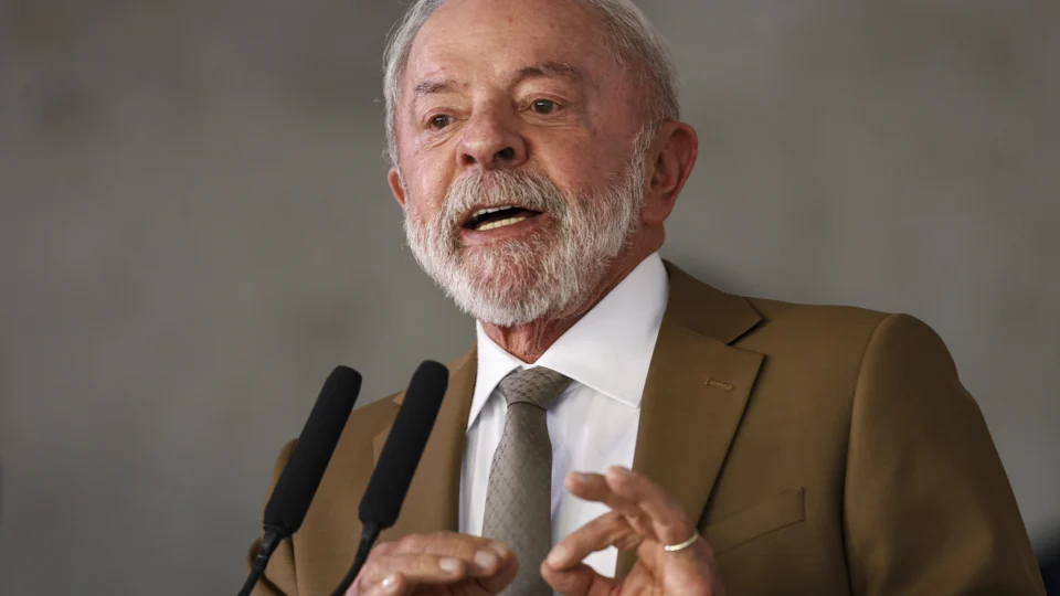 Lula anuncia fim da taxa das blusinhas a meses da eleição