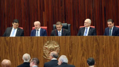 Alcolumbre não aplaude Messias durante posse de Nunes Marques no TSE; veja