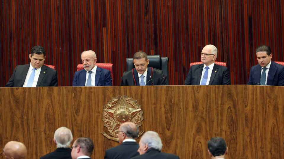 Alcolumbre não aplaude Messias durante posse de Nunes Marques no TSE; veja vídeo