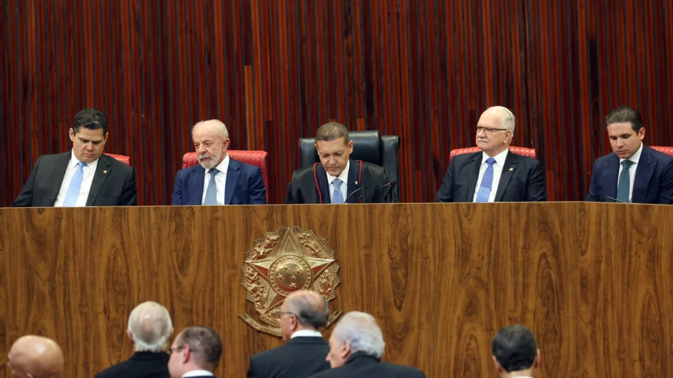 Alcolumbre não aplaude Messias durante posse de Nunes Marques no TSE; veja