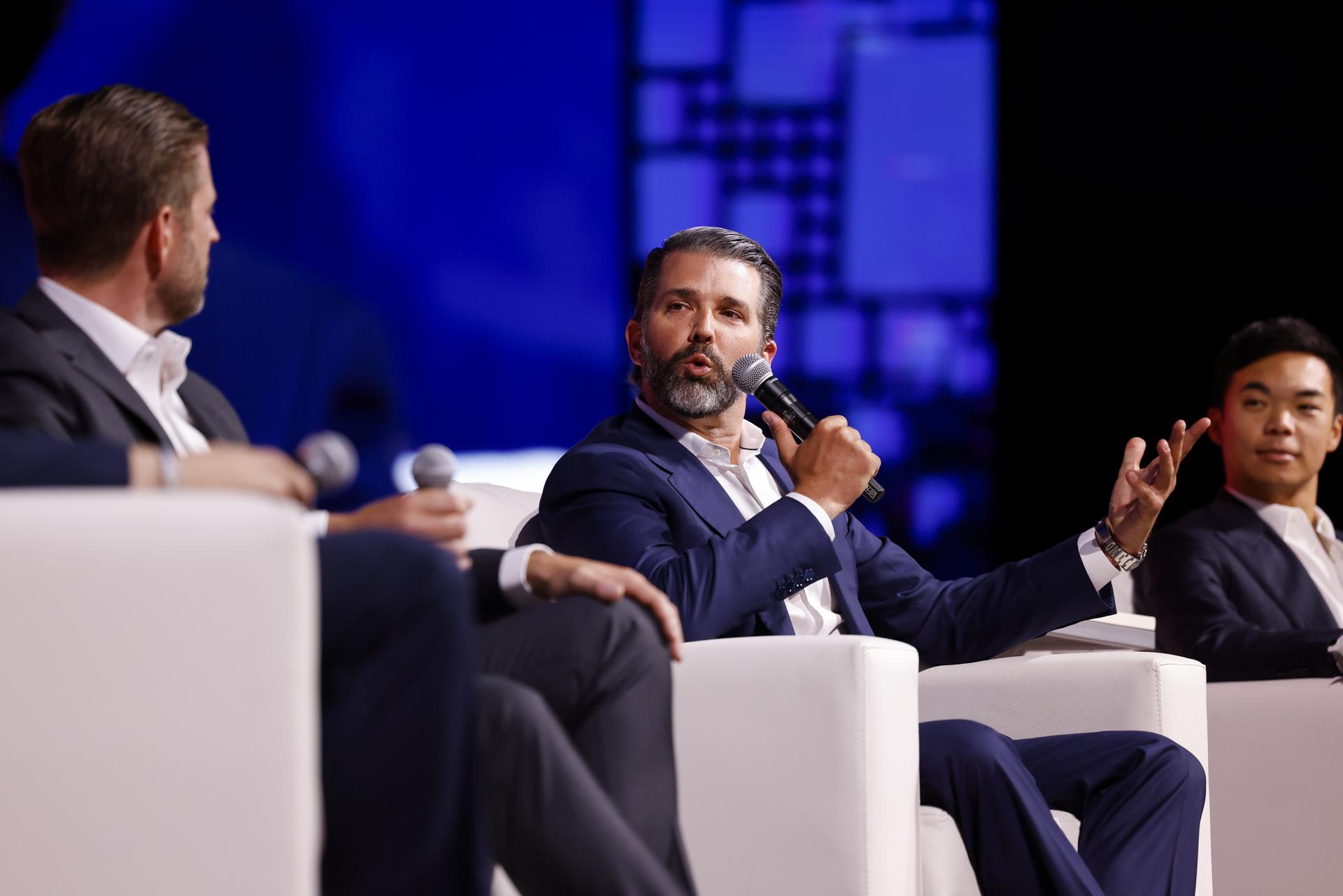 Ao lado de Wesley Batista, da JBS, filho de Trump critica dependência do Brasil em relação à China