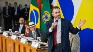 Lula assinou MP dando aval para que Durigan alterasse tabela, zerando imposto de compras de até US$ 50.