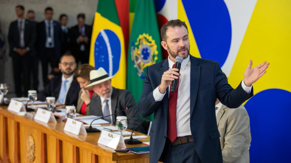 Lula assinou MP dando aval para que Durigan alterasse tabela, zerando imposto de compras de até US$ 50.