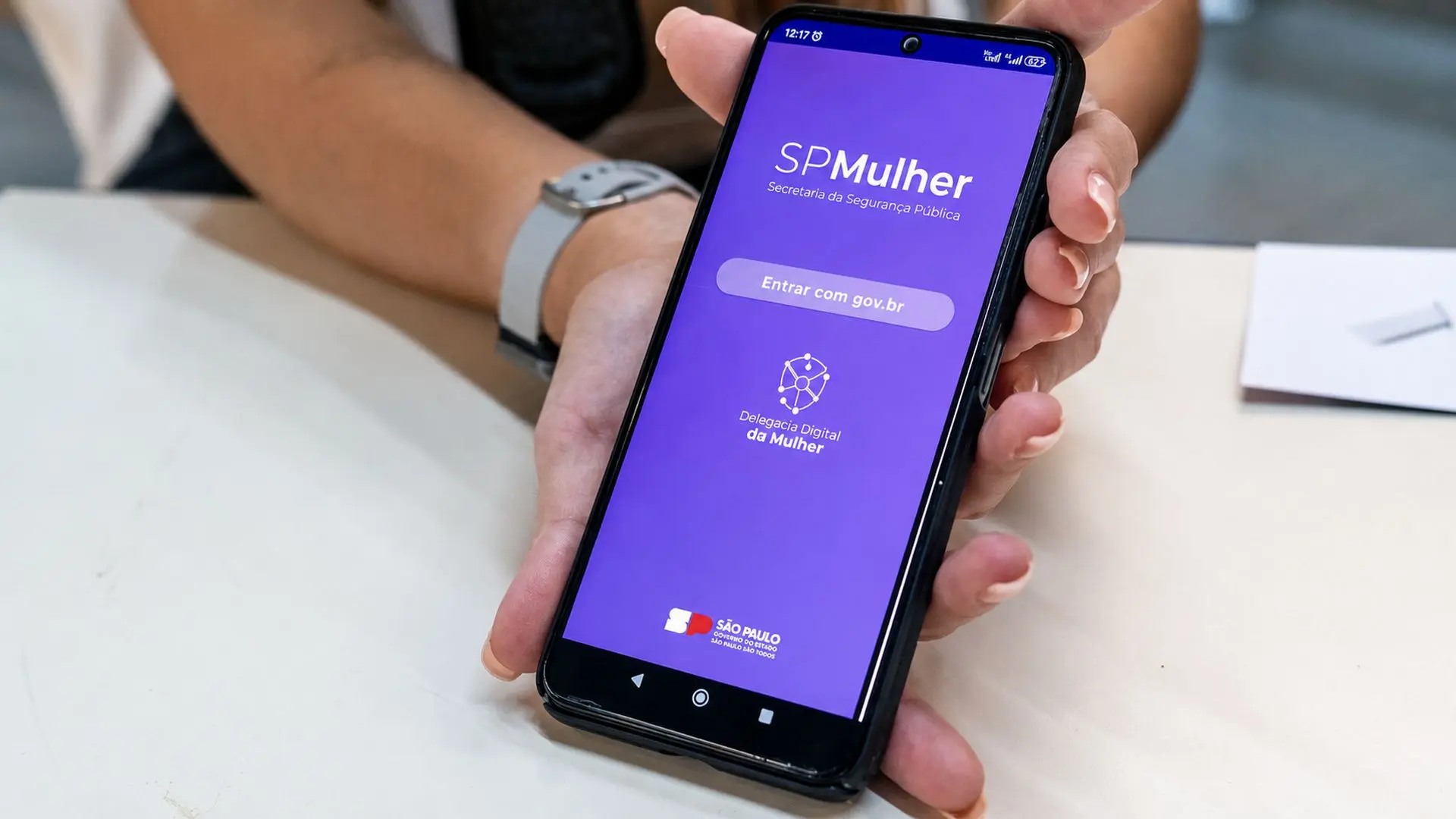 Disponível para Android e iOS, o SP Mulher Segura utiliza tecnologia para agilizar denúncias, ampliar o acesso à ajuda e fortalecer o combate à violência contra a mulher.