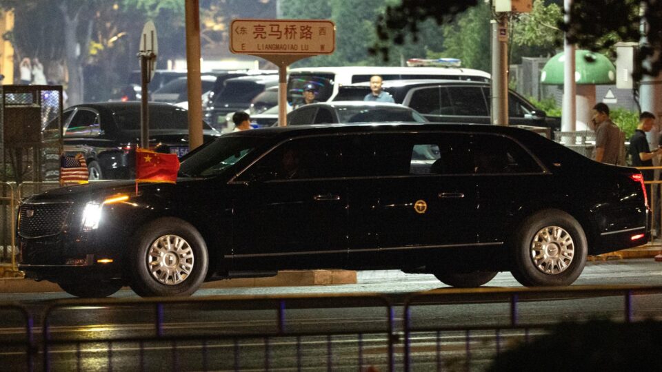 Trump chega à China para encontro com Xi; ditadura pede interrupção da venda de armas a Taiwan