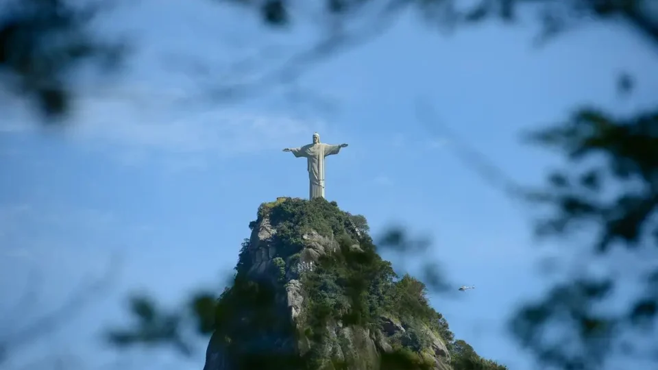 O Cristo Redentor virou símbolo internacional do Brasil e uma das atrações turísticas mais visitadas do mundo.