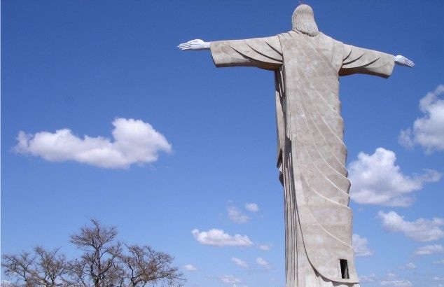 O Cristo Redentor de Elói Mendes chama atenção pela altura e pela vista privilegiada das montanhas do sul de Minas Gerais.