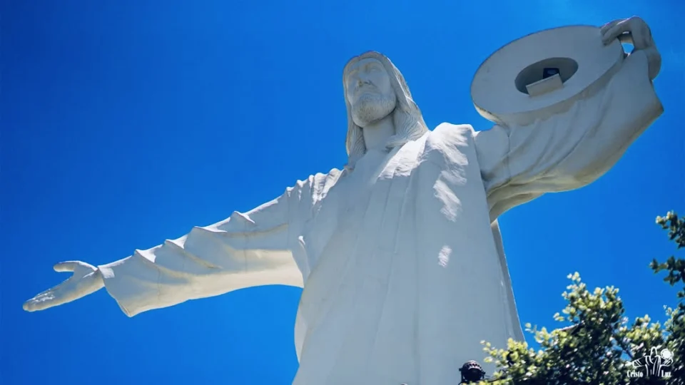 O Cristo Luz de Balneário Camboriú combina iluminação multicolorida e vista panorâmica em um dos pontos mais altos da cidade.