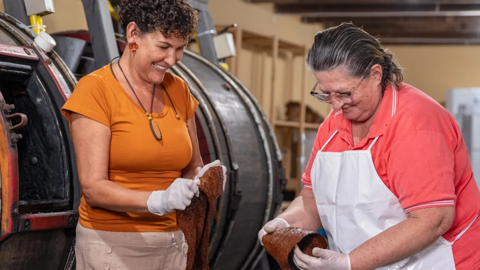 Na foto, Ana Almeida (esq.), presidente da associalção, e a artesã Marcia Regina Balcesack Jimenes.
