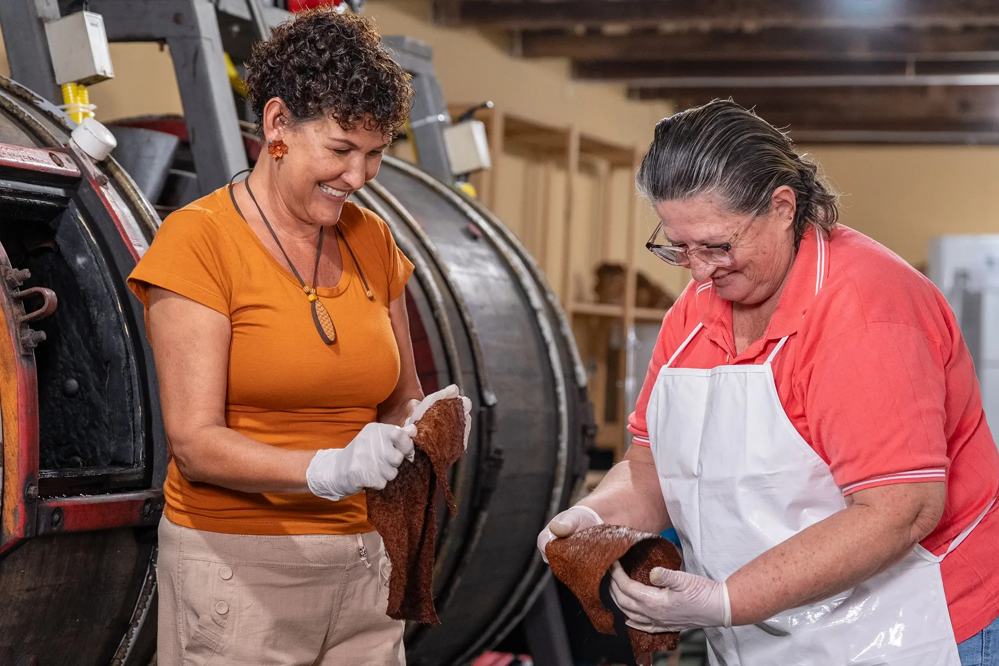 Na foto, Ana Almeida (esq.), presidente da associalção, e a artesã Marcia Regina Balcesack Jimenes.