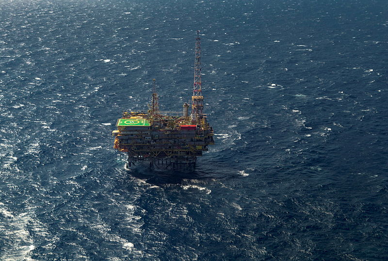 Vazamento de óleo no mar no início de 2026 levou Ibama a multar Petrobras em R$ 2,5 milhões.