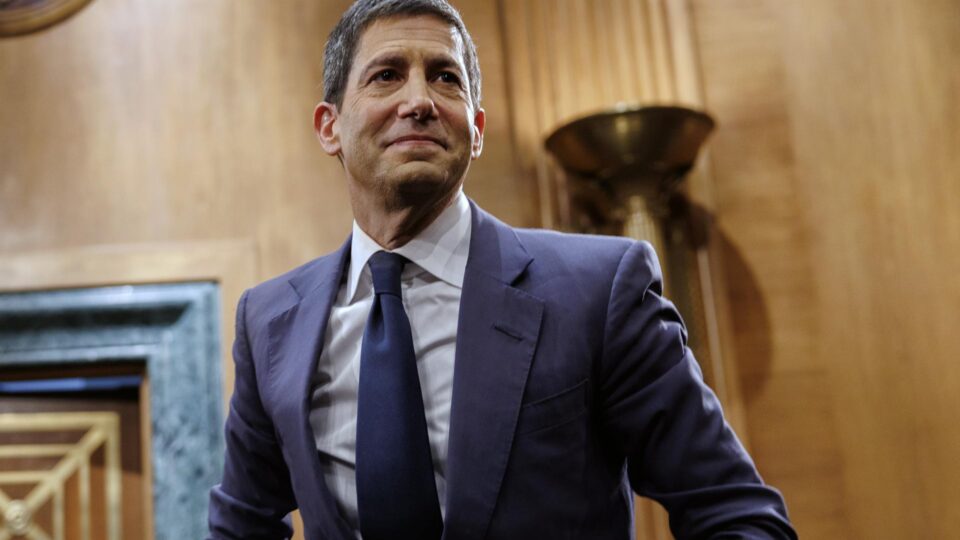 Senado dos EUA aprova Kevin Warsh, indicado de Trump, como novo presidente do Fed
