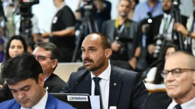 Eduardo Bolsonaro em sessão no Senado