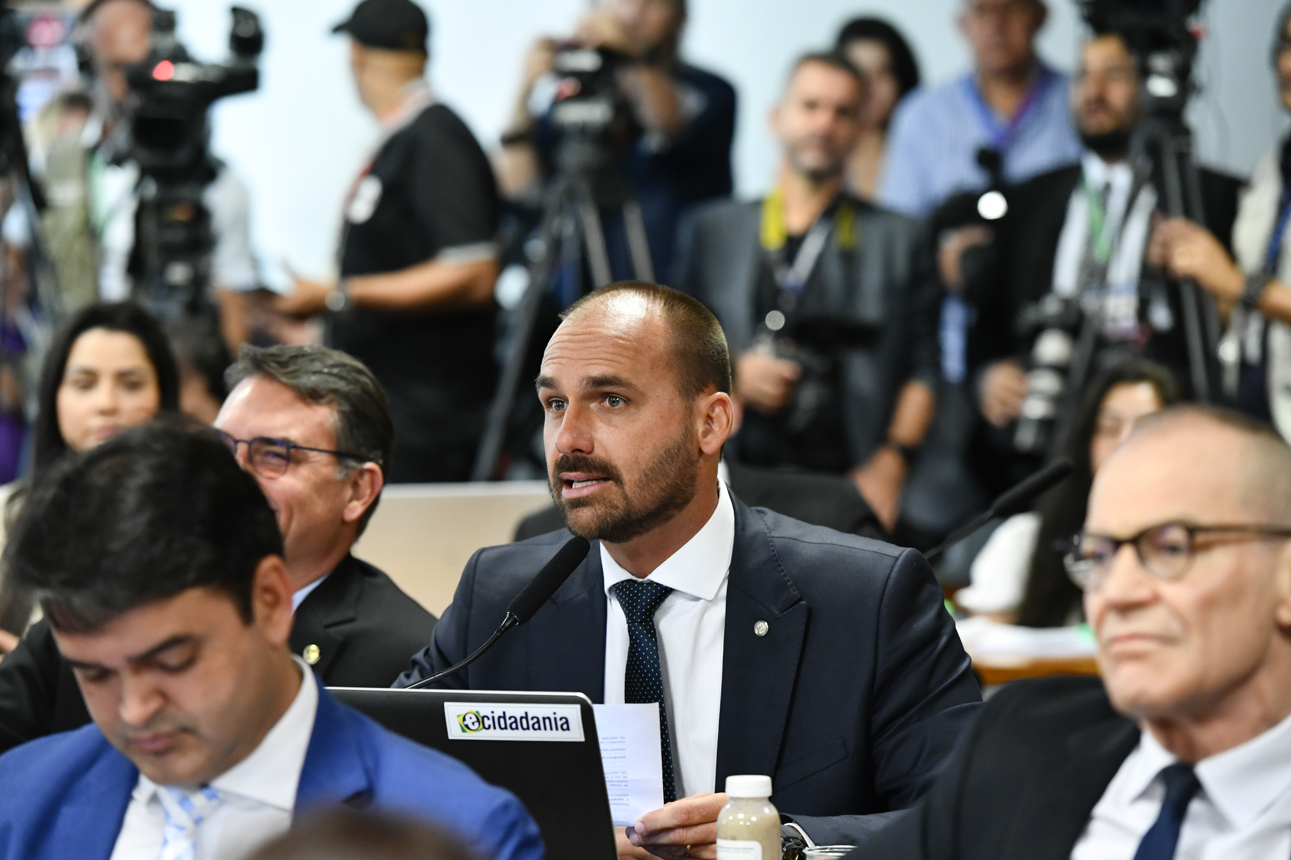 Dos EUA, Eduardo Bolsonaro pode ser candidato a suplente nas eleições?