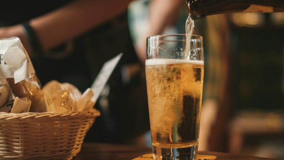 Por que relutamos tanto em chamar o álcool de droga?