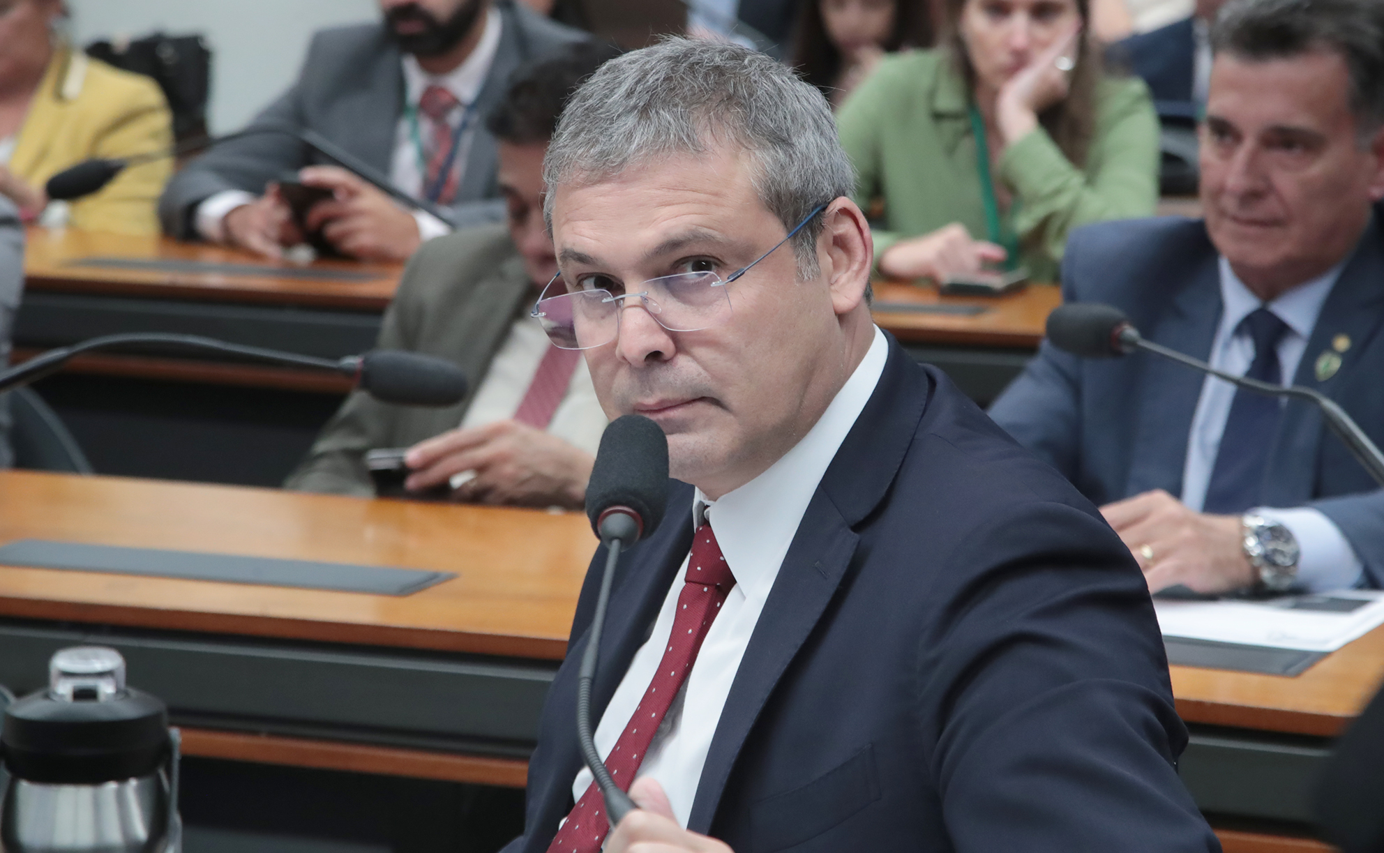 Lindbergh pede prisão de Flávio Bolsonaro por suposto pedido de R$ 134 milhões a Vorcaro