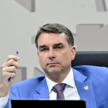 Flávio confirma ter pedido dinheiro a Vorcaro para filme de Bolsonaro, mas nega irregularidades