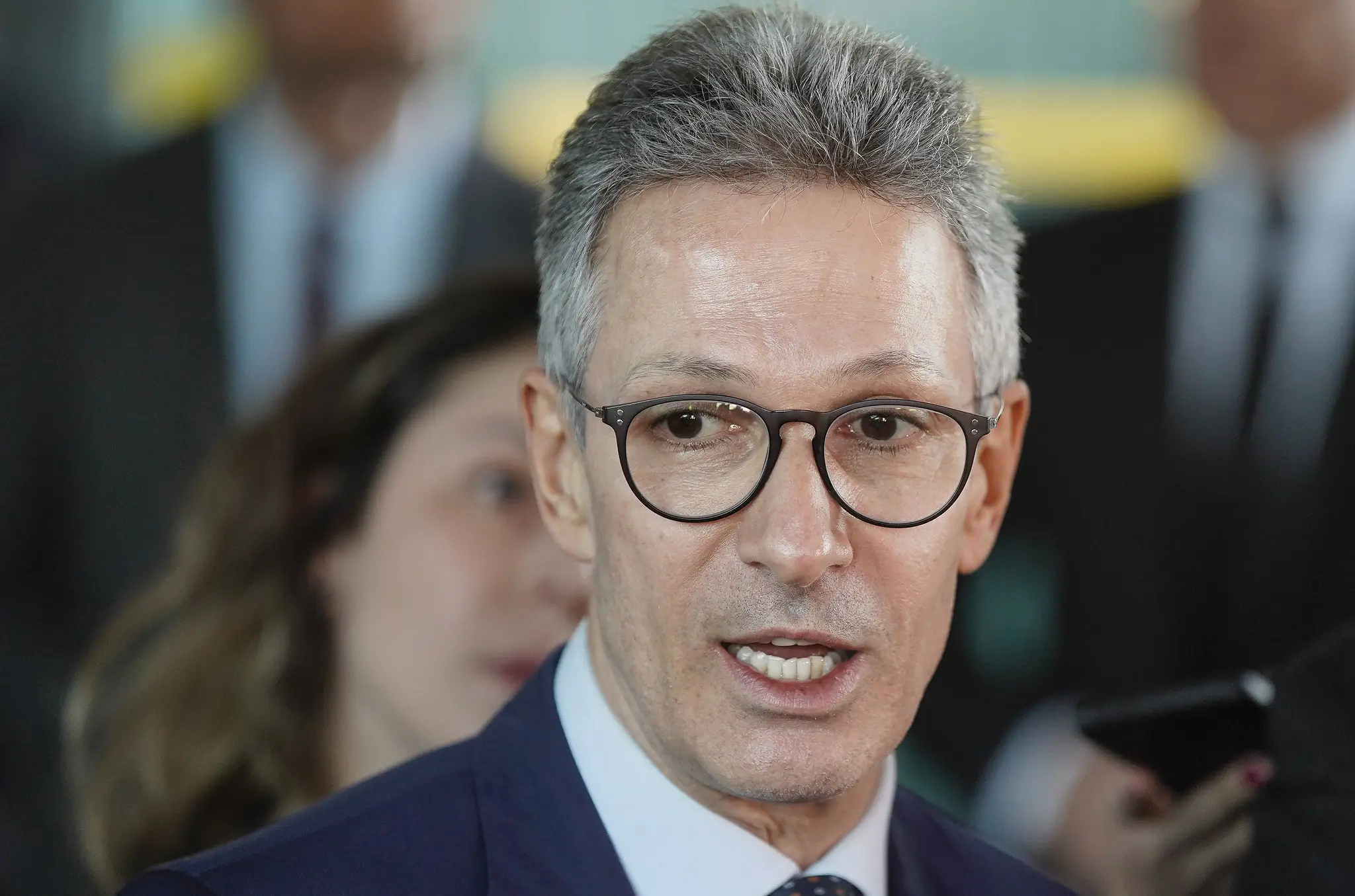 Pedido de dinheiro de Flávio Bolsonaro a Vorcaro é “imperdoável”, diz Zema